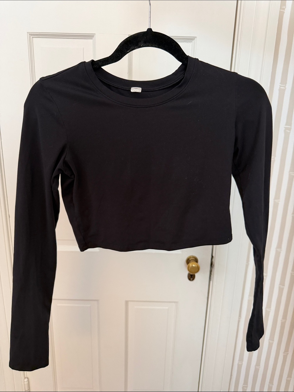 Black Long-Sleeve Cropped Top - Women's